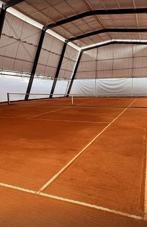 Quadra coberta de saibro da Performa Tennis em Uberlândia